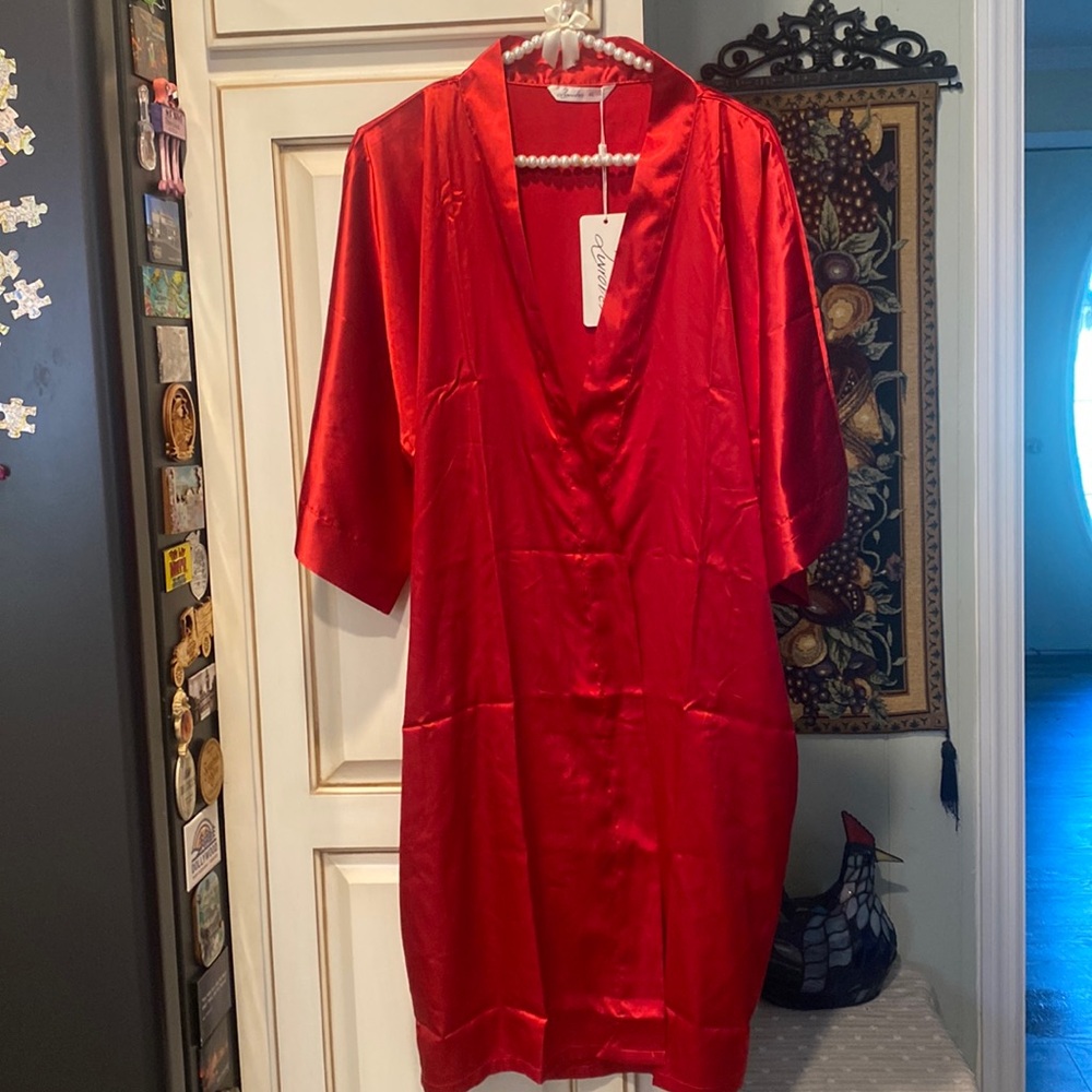 NWT Luvrobes Red Satiny Mid-Thigh Kimono Robe